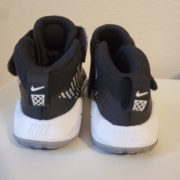 Nike Team Hustle sneakers - Picture 6 of 6
